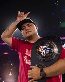 AczinoTricampeonRB2022.jpg (108 kB) Aczino (México) en 2022.