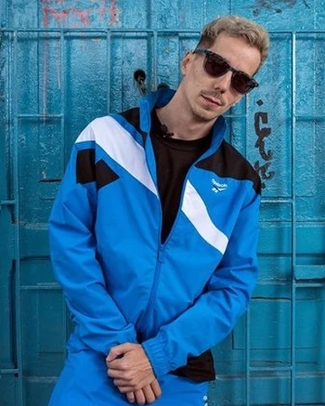 Skone Wiki Rap Fandom La llamada de la habana (a2+) un antiguo novio de lola es sospechoso del asesinato de su jefe, propietario de una famosa agencia de publicidad, que, antes de morir, le escribió una carta de despido. skone wiki rap fandom