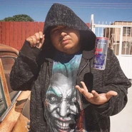 Jony utilizando sus poderes para hacer levitar una lata de Red Bull