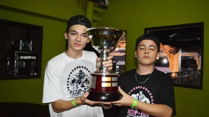 Cacha con el trofeo de ACDP Zoo Juniors 2016, junto a .