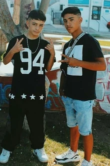 El Barto (a la derecha), junto a .