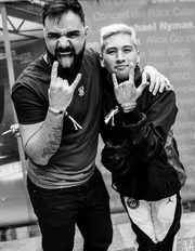 Cayu junto a Bekaesh, el presentador de la FMS España.