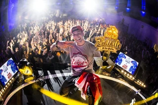 Invert con el clásico trofeo de campeón internacional como en la primera edicion, que sustituyo al cinturón.