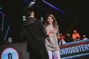  vs.  I Sara se convierte en la primera mujer en participar en la FMS.