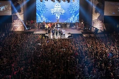 Los-jurados-recibiendo-el-aplauso-de-la-gente