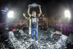  como el nuevo campeón internacional de la Batalla de los Gallos 2016