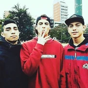 Ecko (derecha) junto con Nacho y Dam, quienes desde 2016 hasta 2017 conformaron el Auge Team.