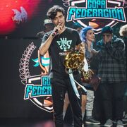 Larrix sosteniendo el trofeo de Copa Federación