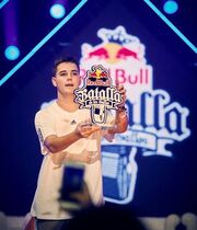 Bnet con el trofeo nacional de Red Bull, en 2018.