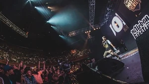 Cayu animando al público en la cuarta fecha de clasificación de la .