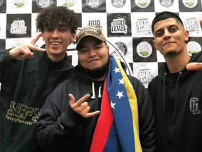 Letra junto a Mcklopedia y Lancer en God level Chile