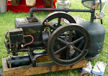 Small simple portable continuous-run internal combustion engines. Starting late 1890s.