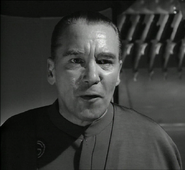 GSD-Beamter Commander Lindley, Kommandant des GSD-KreuzersTau (Albert Hehn, Auftritt in Invasion)