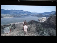 El lago con la cabaña al fondo.