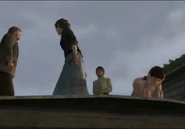 Primera aparición, es la chica del medio