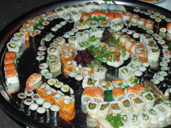 File:Maki Sushi on green leaf plate.jpg - Wikipedia