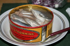 1200px-Serving Surströmming