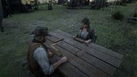 Arthur, Abigail Marston ile kampta domino oynarken.