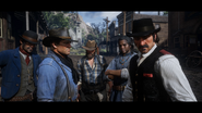 Belangrijkste leden van de Van der Linde-gang in de stad. Van links naar rechts: Javier Escuella, Arthur Morgan, Bill Williamson, onbekend personage, Dutch van der Linde