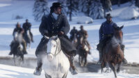 Dutch van der Linde op een paard in de sneeuw (links) terwijl hij tegen Arthur Morgan (rechts) praat