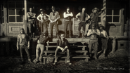 L'ancienne bande de Dutch en 1899, de gauche à droite en partant du haut : Charles Smith, Sadie Adler, Arthur Morgan, Dutch van der Linde, Hosea Matthews, Micah Bell, Sean MacGuire, Bill Williamson, John Marston, Javier Escuella et Lenny Summers.