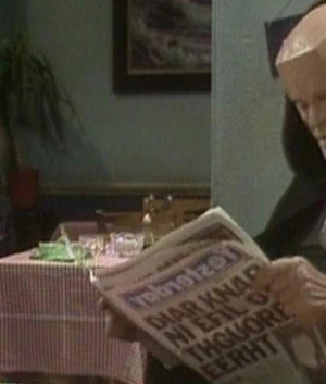 Kryten reading the Yadretsey newspaper