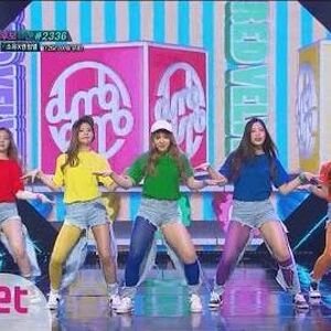 dumb dumb red velvet outfit