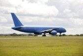 5269584-azules-grandes-aviones-de-pasajeros-en-la-pista-para-despegar.jpg