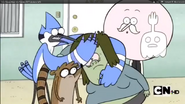 Mordecai golpea a Rigby . .