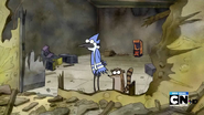 Mordecai y Rigby sorprendidos-Solo acomoden las sillas