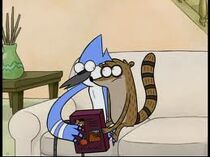 Mordecai y Rigby con el juego en las manos