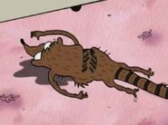 El cuerpo de Rigby atropellado.