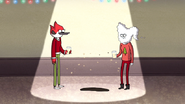 CJ en la imaginación de Mordecai, con su traje navideño.