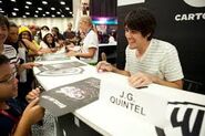 J.G Quintel firmando autografos.