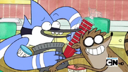 Mordecai y Rigby escondiendo todo lo de la fiesta