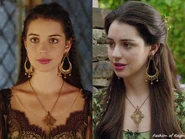 Rhondi Rocks Jewelry Diamond-Shaped Gold Filigree Pendant