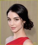 Adelaide Kane - Jult 29 I