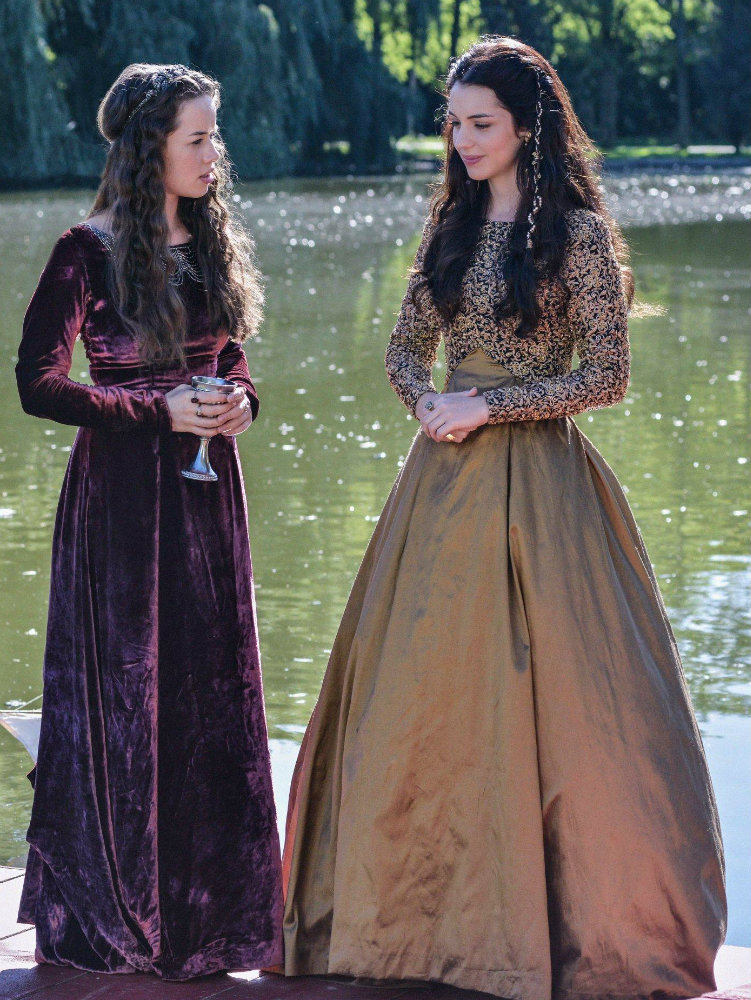 Mary And Lola Reign Cw Wiki Fandom 