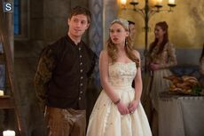 Reign Episode 201 15 The Darkness Promotional Photos (7) 595 slogo