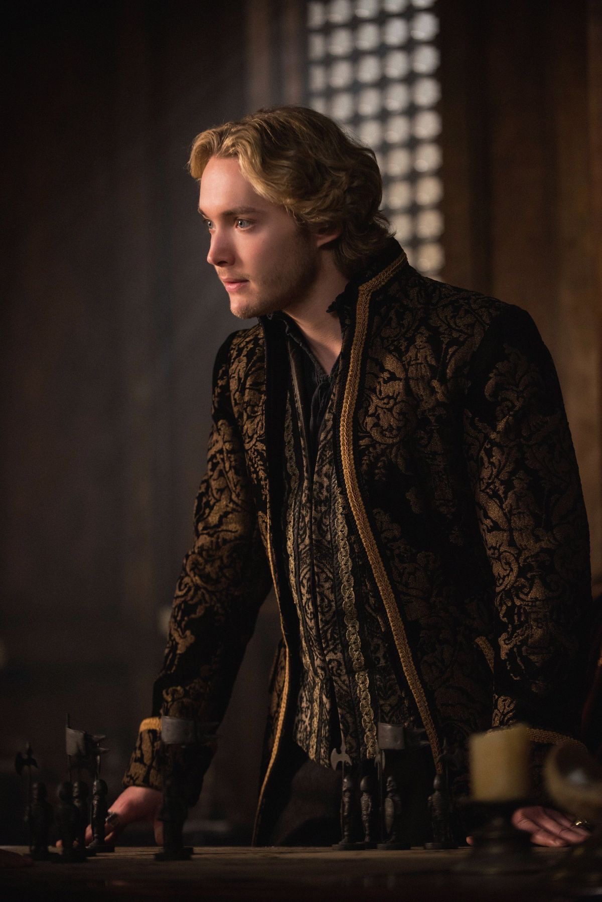 Toby Regbo, Wiki