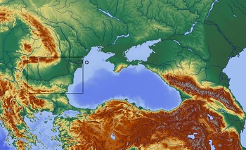 The rectangle has dimensions of approximately 555&nbsp;km by 370&nbsp;km (3000 to 2000 stadia - plain of Atlantis'"`UNIQ--ref-00000032-QINU`"').
Circle held around Snake Island (potential
 candidate for the Capital of Atlantis'"`UNIQ--ref-00000033-QINU`"'), located 35&nbsp;km east of the Danube Delta.