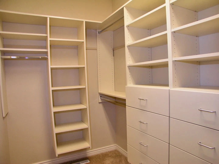 Гардеробная 2 6. Гардеробная 2.5 на 1.5 аристо. Гардеробная 1.6 м2 аристо. Маленькие гардеробные комнаты. Маленькая гардеробная