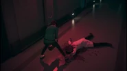 Rebecca tue Aaron à coups d'extincteur.