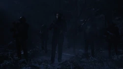 Redfield com o esquadrão Lobo de Caça durante o cerco ao vilarejo de Miranda.