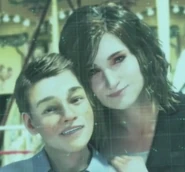 KathyandZackWhite.png (542 kio) Zack et sa mère, Kathy.