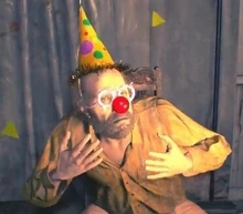 Jack, affublé de divers accessoires de fête.