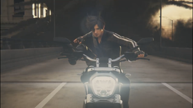 Leon en la motocicleta después de matar a Cerberus