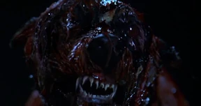 Vlcsnap-2012-02-07-01h20m26s195.png (154 KB) Zombie Hund im ersten Resident Evil Film.