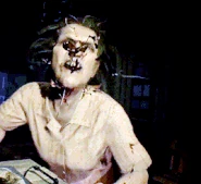 Маргарет выпускает рой насекомых изо рта.