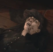 Le corps de Donna après s'être fait tuer par Ethan.